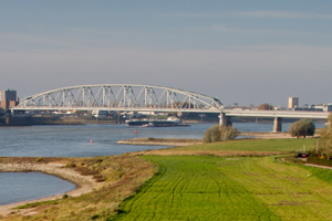 Renovatie Waalbrug bij Nijmegen veel duurder door chroom-6